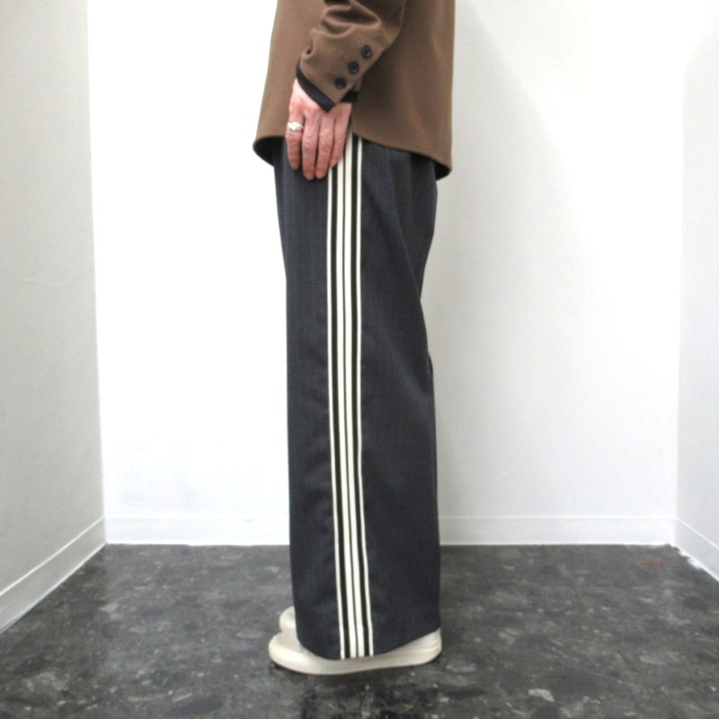 Audrey and John Wad サイドラインテープセンタープレスパンツ /SGY S140