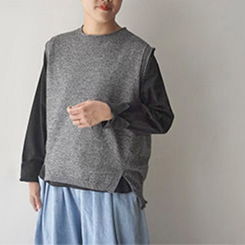 mao made ニットベスト+ラウンドヘムブラウス / ごましお91